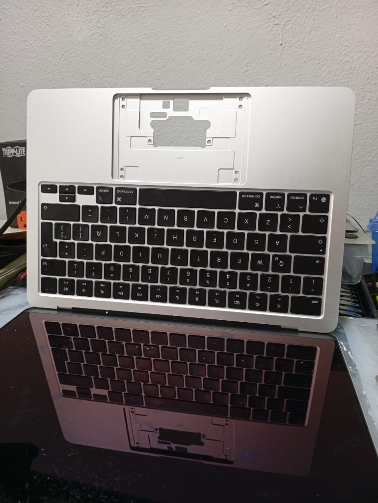 Proceso de limpieza química en MacBook M4 afectada por té derramado